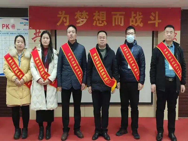 他們是一束光，為伊始照亮